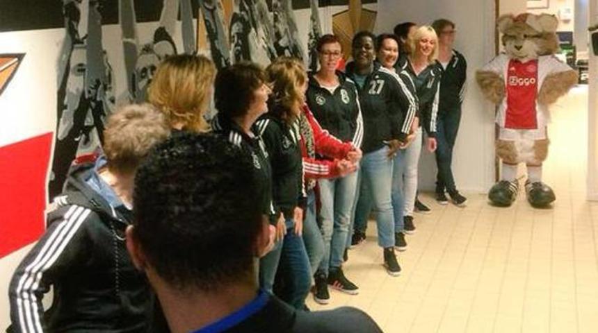 Ajaxlı futbolcular sahaya anneleriyle çıktılar