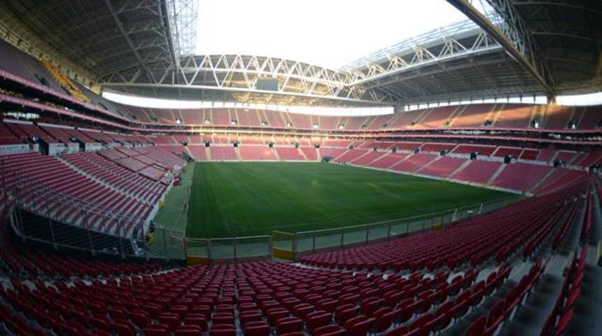 TT Arena'nın duvarlarına yazdılar