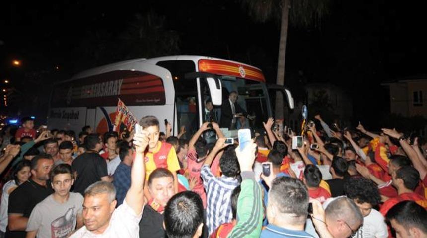 Adana Havalimanı'nda Galatasaray krizi