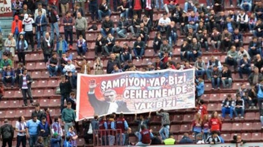 Ersun Yanal i&ccedil;in ilgin&ccedil; pankart