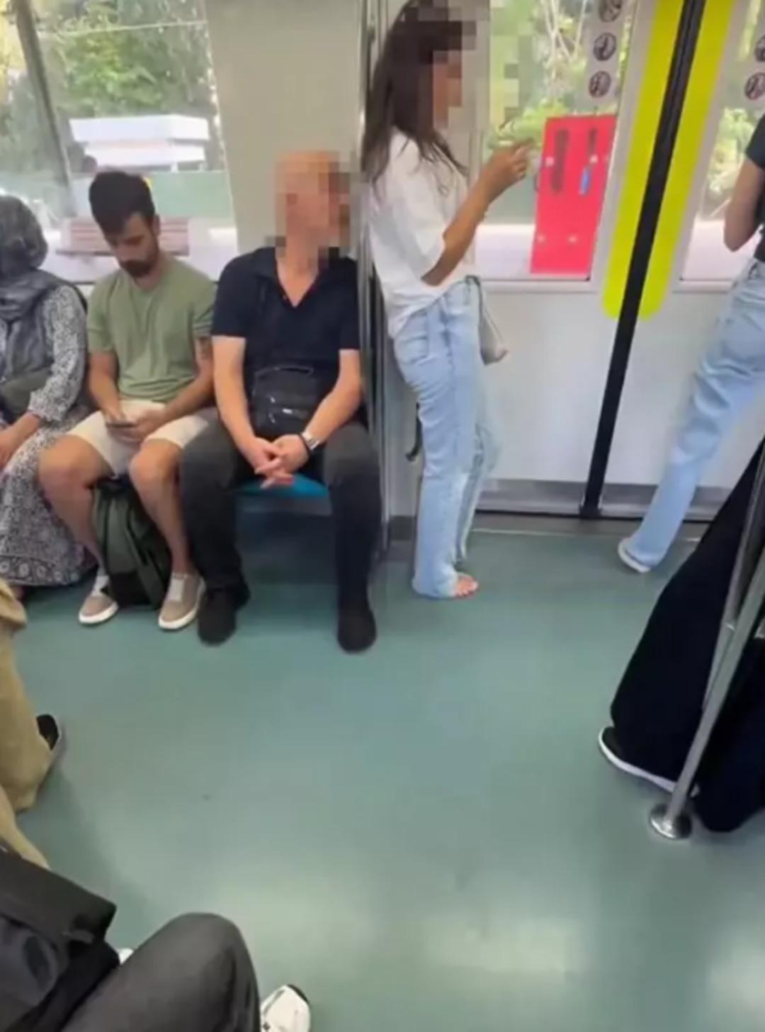 1200xauto Marmaray'daki görüntü pes dedirtti! O anları başka bir yolcu kaydetti