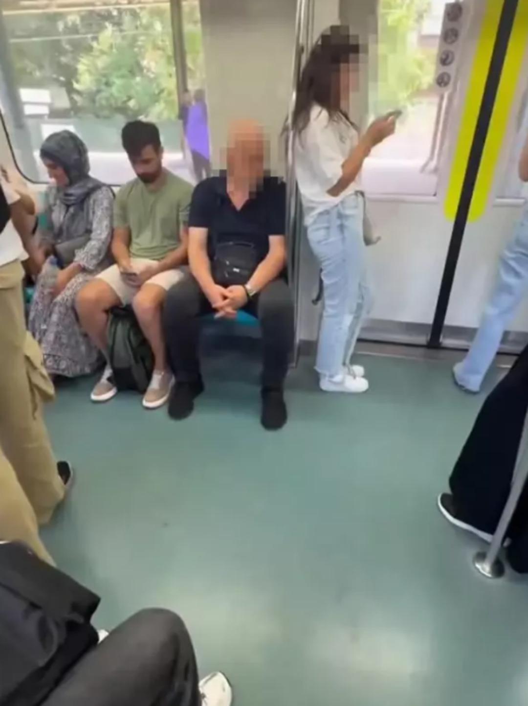 1200xauto Marmaray'daki görüntü pes dedirtti! O anları başka bir yolcu kaydetti