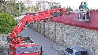 Cezalı yönetici maçı vinç üzerinden izledi