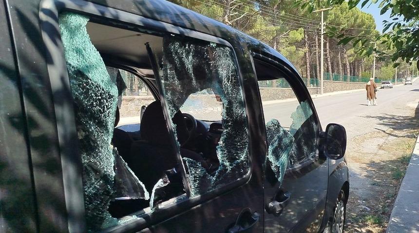 Park halindeki araca sopalı saldırı