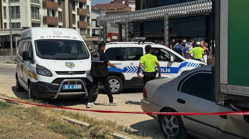 Yer: Bursa! Tıra arkadan çarpan otomobilin sürücüsü hayatını kaybetti