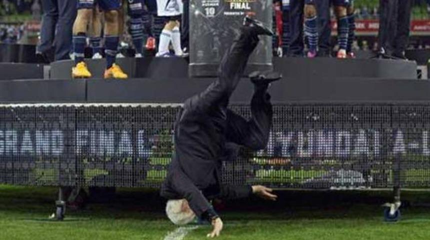 Başkan feci düştü