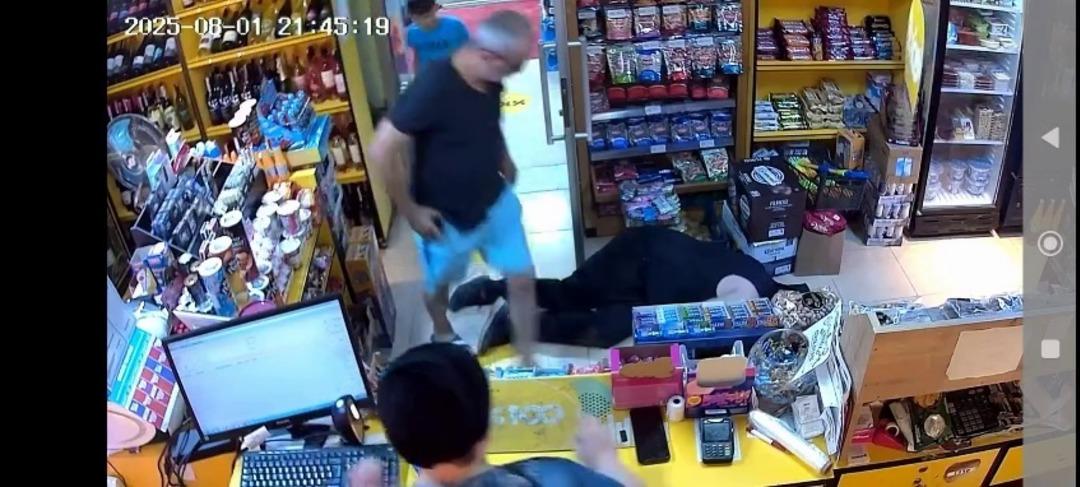 Sakarya daki acı olay saniye saniye kamerada! Markette sohbet ediyordu, bir anda yere yığıldı... 1