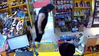 Sakarya'daki acı olay saniye saniye kamerada! Markette sohbet ediyordu, bir anda yere yığıldı...