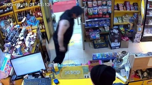 Sakarya'daki acı olay saniye saniye kamerada! Markette sohbet ediyordu, bir anda yere yığıldı...