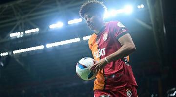 Galatasaray'ın yıldız oyuncusu Gabriel Sara'ya İngiliz devi Manchester United'dan teklif yolda! Cimbom 40 milyon euro talep etti...
