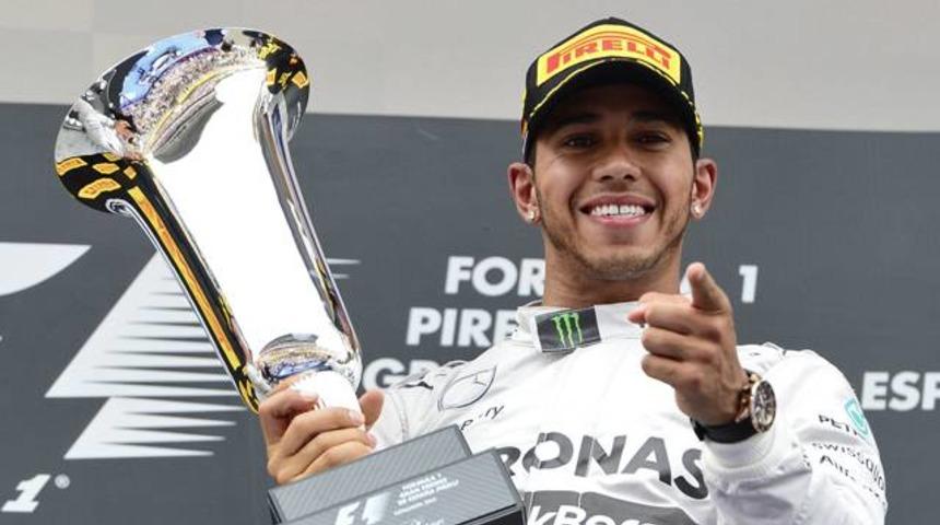 Hamilton imzayı attı