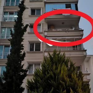 Kedisini yakalamaya çalışan kız çocuğu 5'inci kattan düşüp, yaralandı