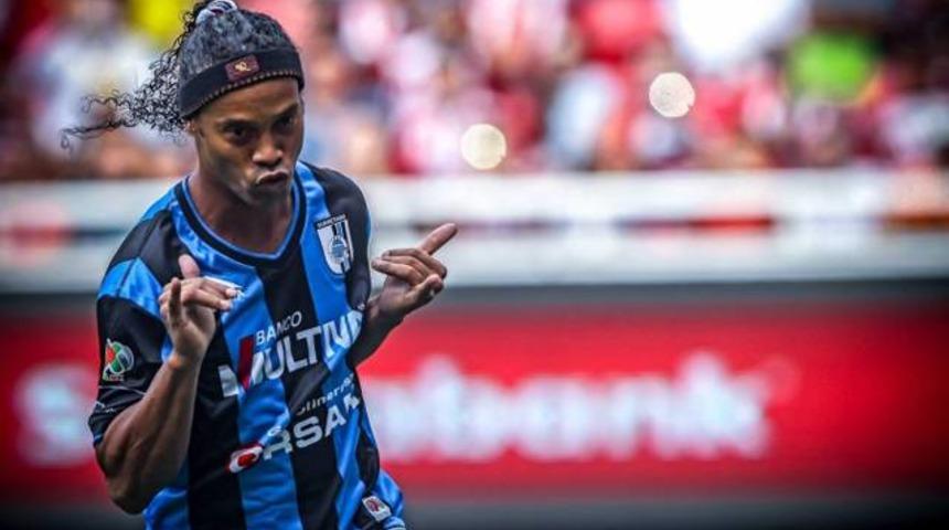 Ronaldinho stadı terk etti