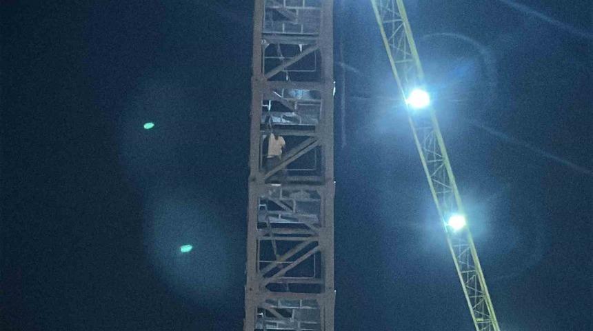 Kule vinçte intihara kalkışan şahsı, eşi ve yeğeni ikna etti