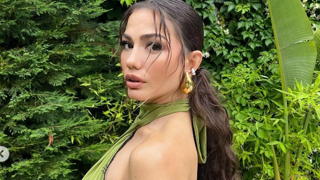 Demet Özdemir'in davet tarzı dile düştü! Ön tarafına bir bakan bir daha baktı