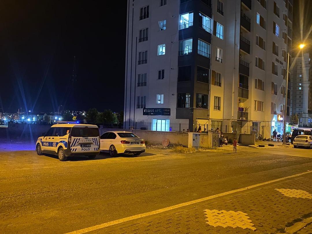 Yer: Kayseri! Dolaptaki eşyasının yerini değiştirdiği için kardeşini bıçakladı 1