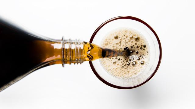 Kola neden şişeyi açınca köpürür?