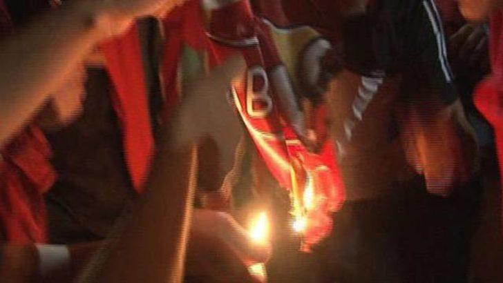 Diyarbakır'da Galatasaray bayrağı yakıldı