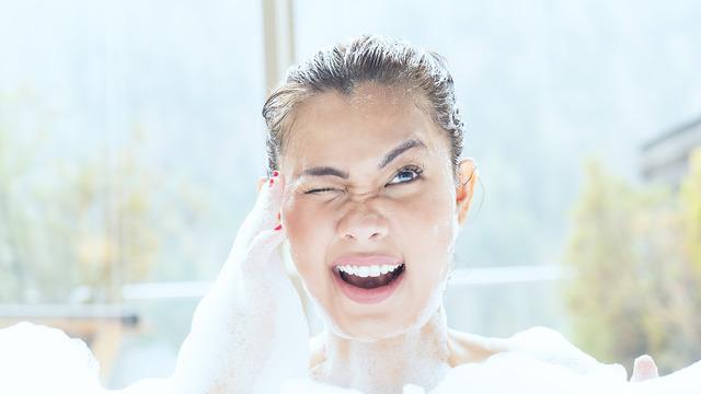 Sabun neden gözümüzü yakar? Sebebi nedir?