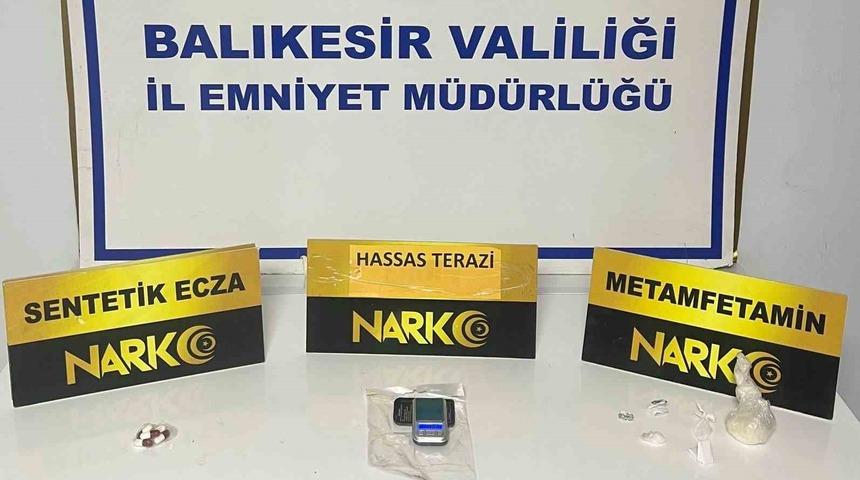 Ayvalık’ta durdurulan araçtan uyuşturucu çıktı: 2 gözaltı