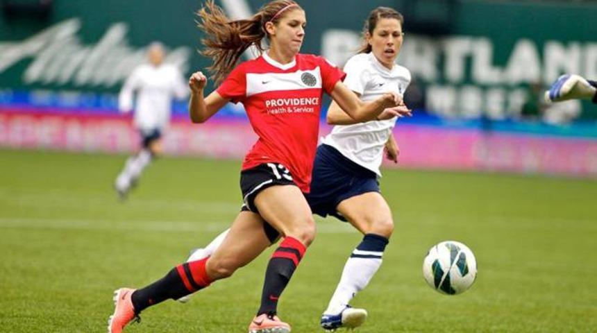 FIFA kadın futbolculardan belge istedi