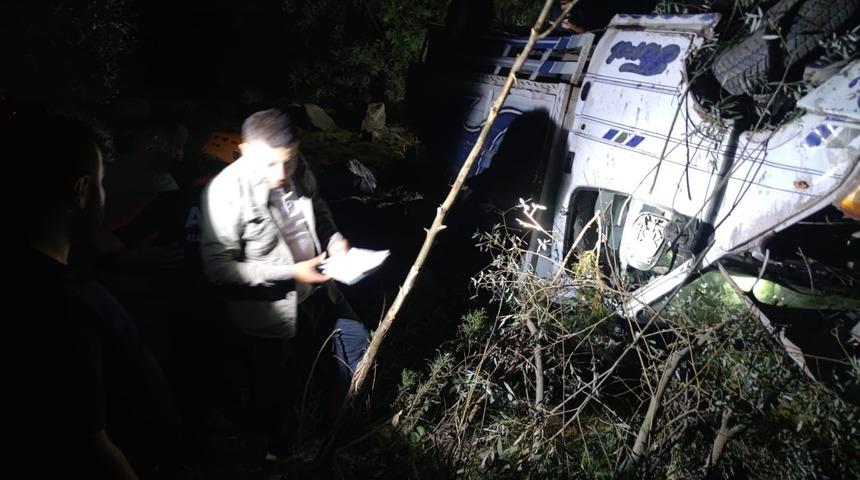 Hakkari’de kamyonet şarampole yuvarlandı: 2 yaralı