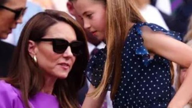 Prenses Charlotte'un dokunduğu altın oluyor! Elbisesi yok sattı