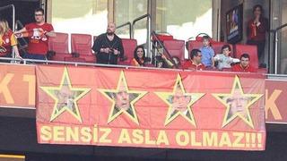 Arena'da Aziz Yıldırım pankartı