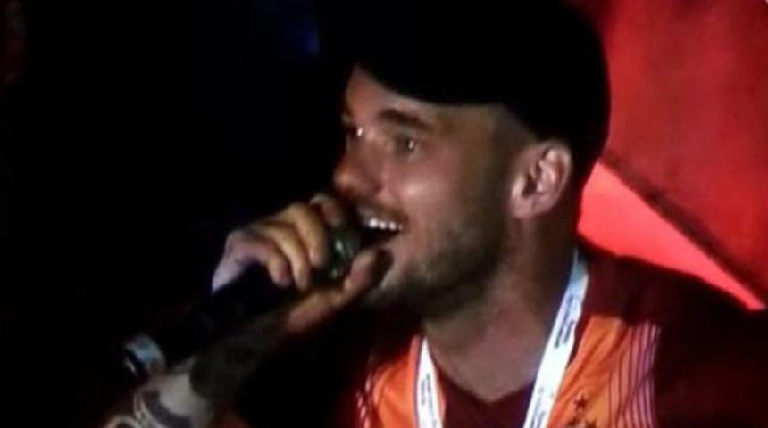 Sneijder'den Arena'da "Fener Ağlama" şarkısı