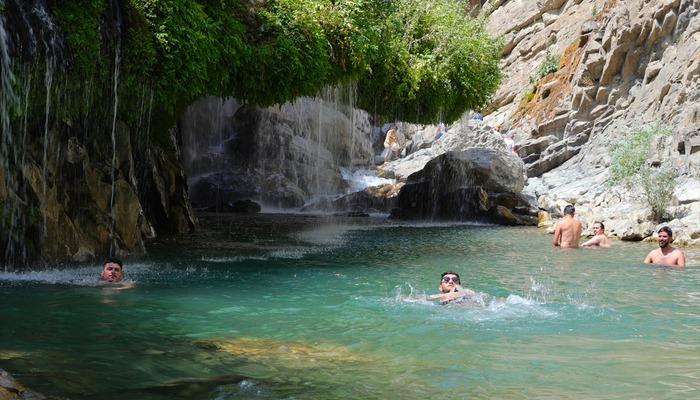 20802458-700x400 Hakkari'deki Sineber Kanyonu doğal serinlik arayanların uğrak noktası oldu: "Harika bir doğası var"
