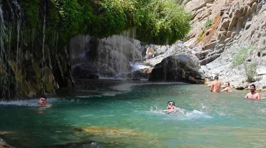 Hakkari'deki Sineber Kanyonu doğal serinlik arayanların uğrak noktası oldu: "Harika bir doğası var" 