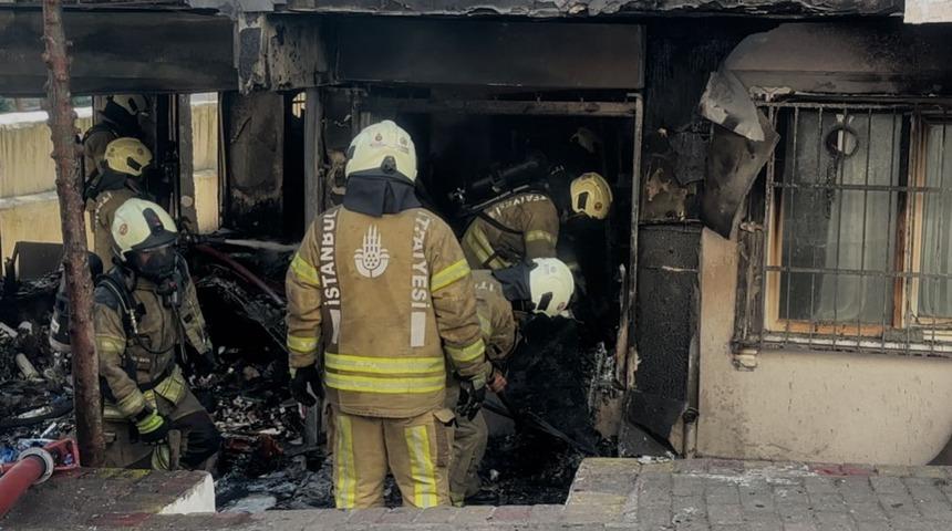 Fatih'te ecza deposunda çıkan yangın söndürüldü
