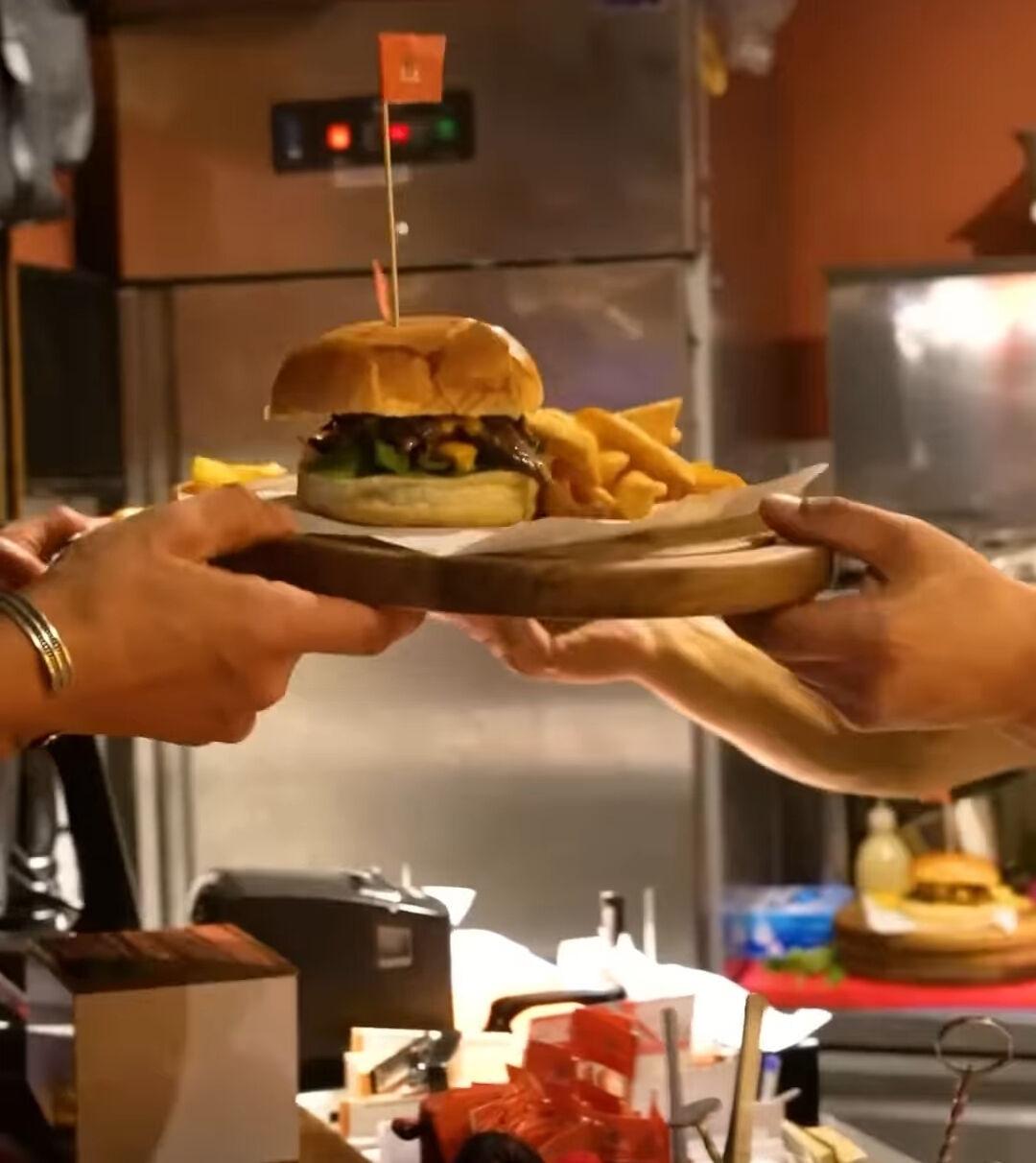 Ünlü şefin hamburgeri fiyatıyla gündem oldu! "Bunu yiyen 15 gün et yemez" 1