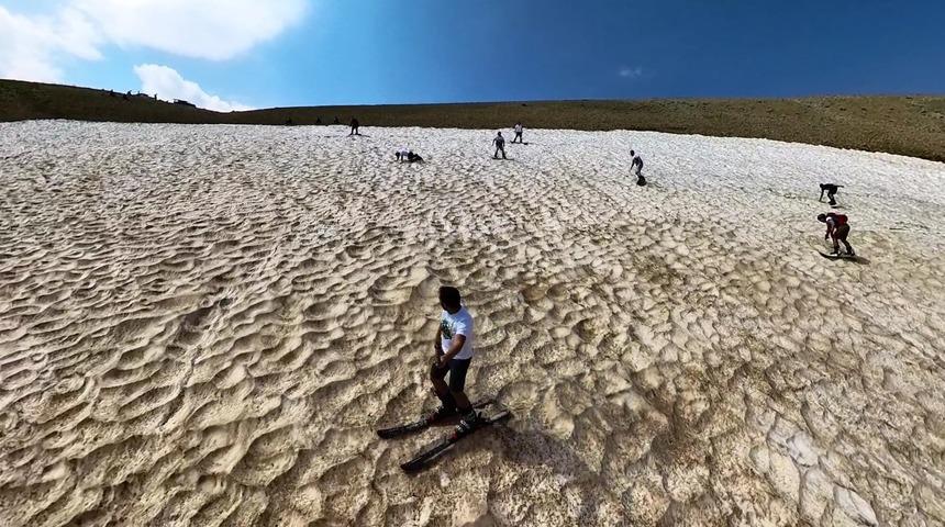 Ağustosta karda kayak ve snowboard yaptılar