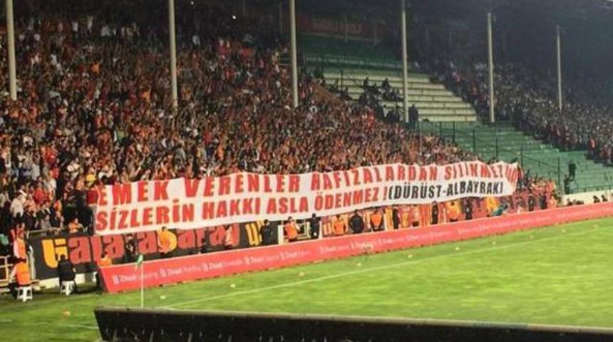Taraftarlardan D&uuml;r&uuml;st ve Albayrak'a pankartlı destek