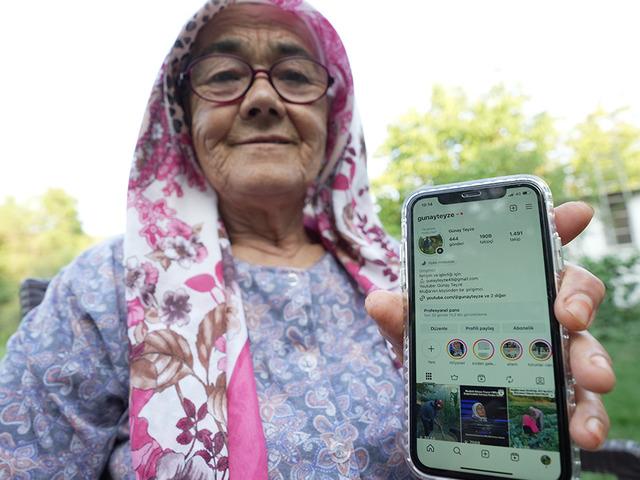 74 yaşında fenomen oldu
