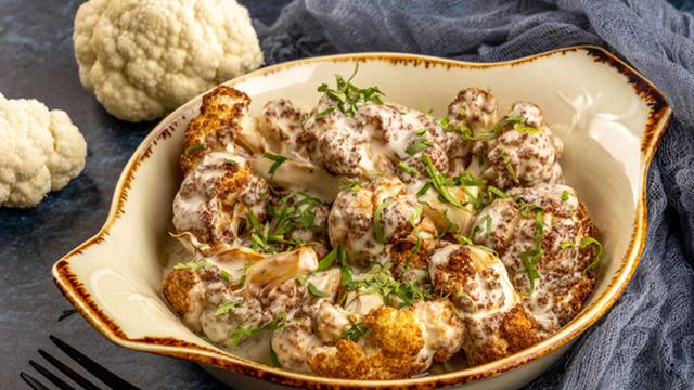 Sebzeyi sevmeyenleri bile mest edecek: Tahin soslu karnabahar nasıl yapılır? Tahin soslu fırın karnabahar tarifi…