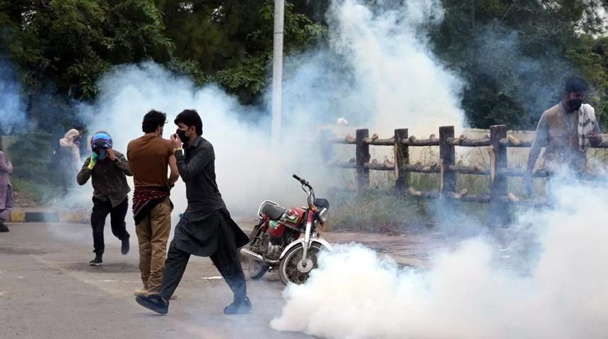 Pakistan'da eski Başbakan Khan destekçilerine polis müdahalesi: 300 gözaltı