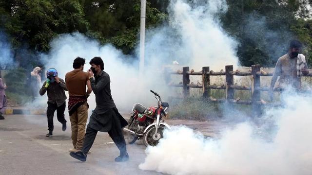 Pakistan'da eski Başbakan Khan destekçilerine polis müdahalesi: 300 gözaltı