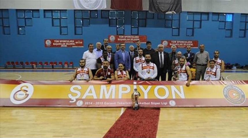 Galatasaray'da skandal! Şampiyon oyuncular, paraları yok diye evden atıldılar...