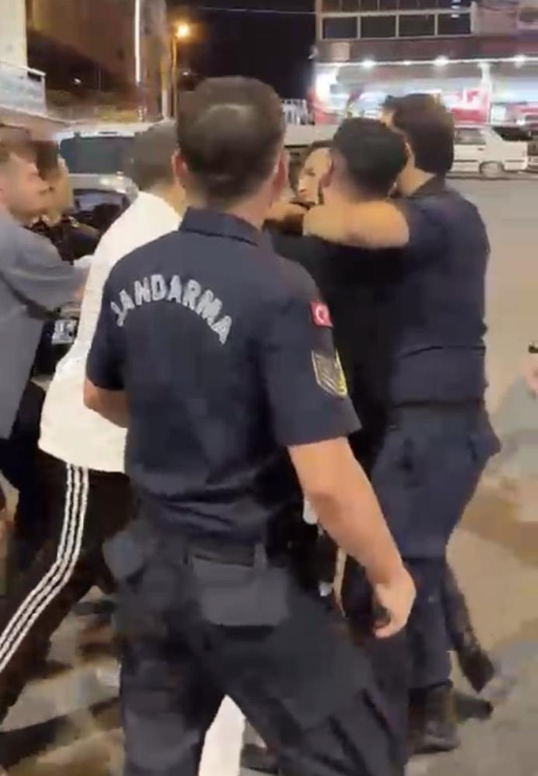 İzmir de GBT kontrolünde jandarmaya saldırdılar! Böyle tehdit etti: "Seni sivilken vururum, öldürürüm!" 1