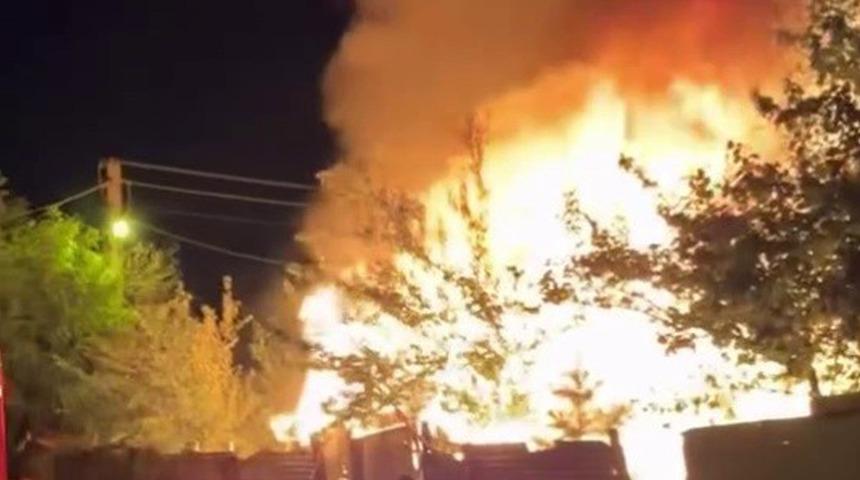 Sivas’ta yangın paniği! Garaj alev aldı, alevler geceyi aydınlattı