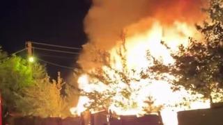 Sivas’ta yangın paniği! Garaj alev aldı, alevler geceyi aydınlattı