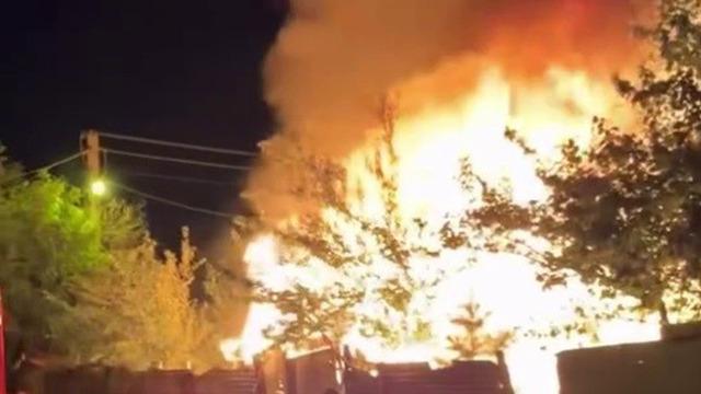 Sivas’ta yangın paniği! Garaj alev aldı, alevler geceyi aydınlattı