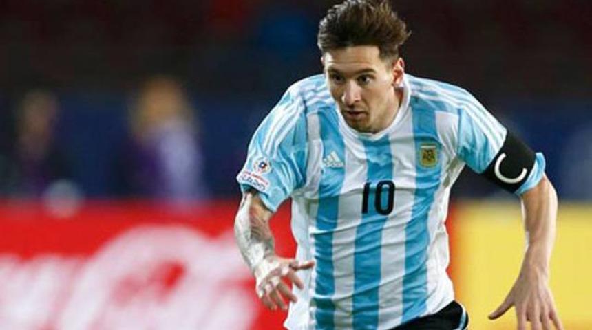 Messi g&ouml;n&uuml;lleri fethetti! &Ouml;d&uuml;l&uuml; kabul etmedi...