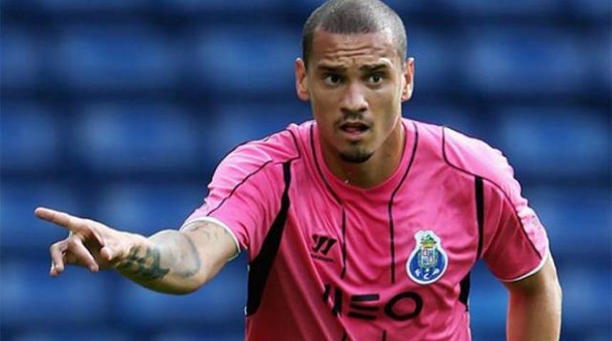 Fenerbah&ccedil;e stoperi Porto'da buldu