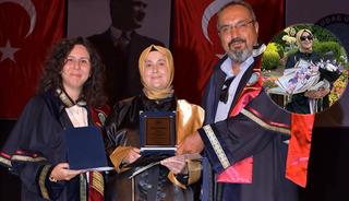 50 yaşındaki 5 çocuklu anne üniversitede bölüm birincisi oldu!
