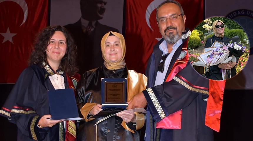 Pandemide canı sıkılınca sınava girdi: 50 yaşındaki 5 çocuklu anne üniversitede bölüm birincisi oldu!