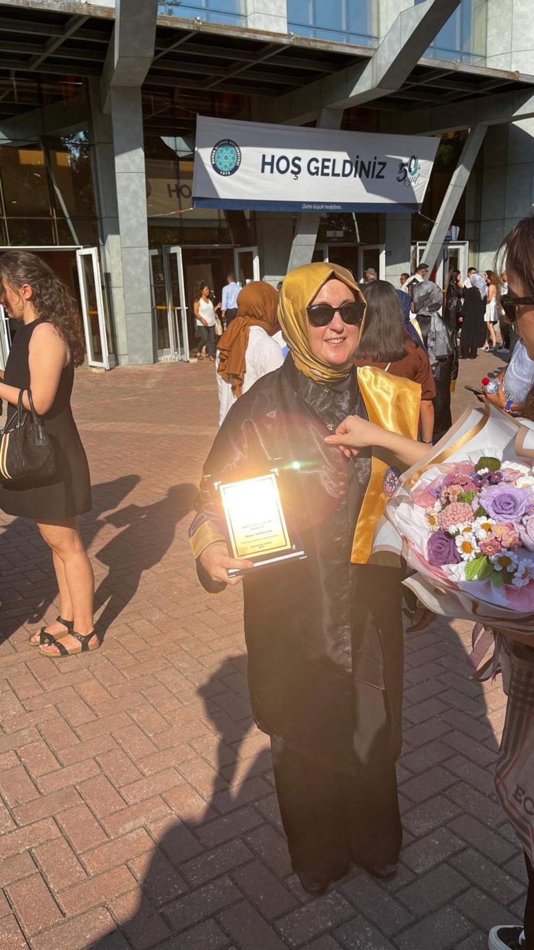 Pandemide canı sıkılınca sınava girdi: 50 yaşındaki 5 çocuklu anne üniversitede bölüm birincisi oldu! 4