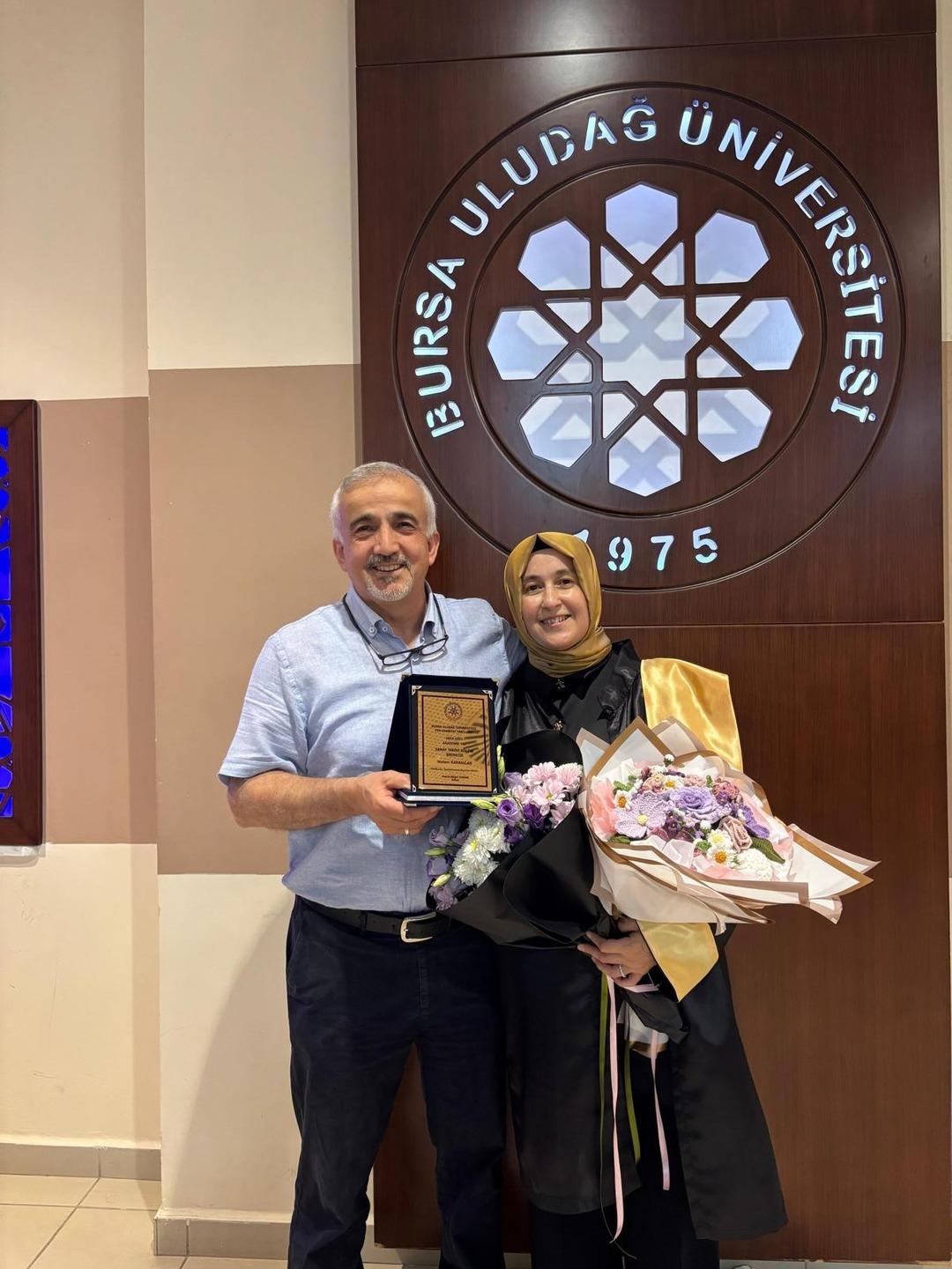 Pandemide canı sıkılınca sınava girdi: 50 yaşındaki 5 çocuklu anne üniversitede bölüm birincisi oldu! 2